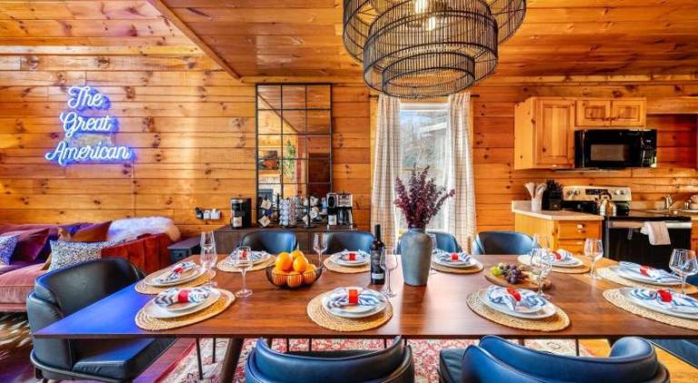 Fully equipped big house with hot tub, grill & pool | Good for workation | Pets allowed in Pigeon Forge, TN