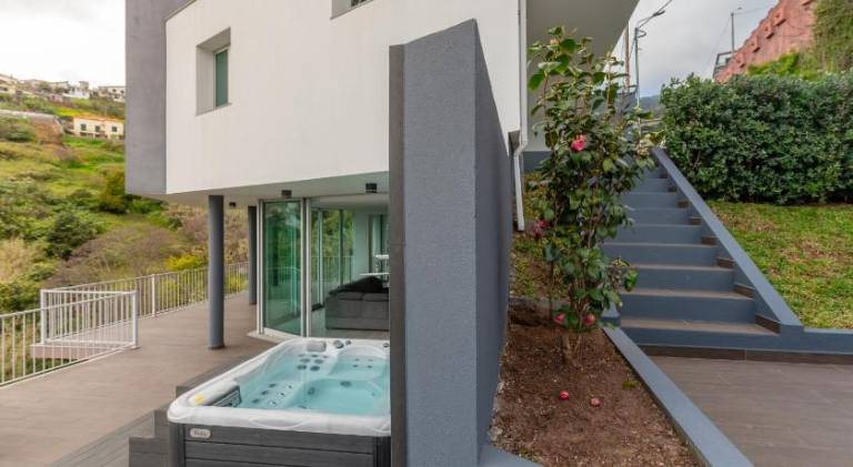 Charming villa with hot tub | Pet-friendly — photo 5