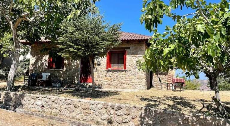 Vacation home with barbeque, garden & terrace in Aigialeia