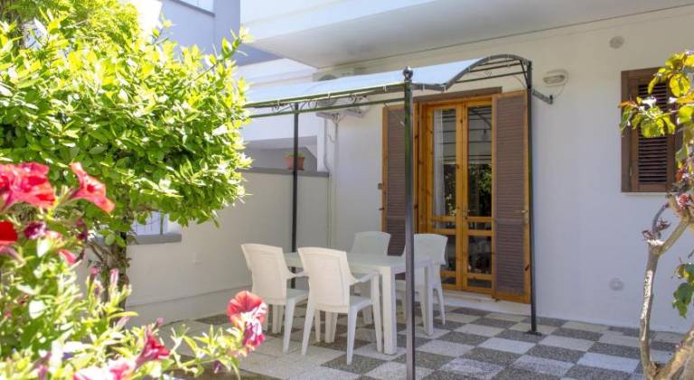 Serviced apartment with garden — photo 3