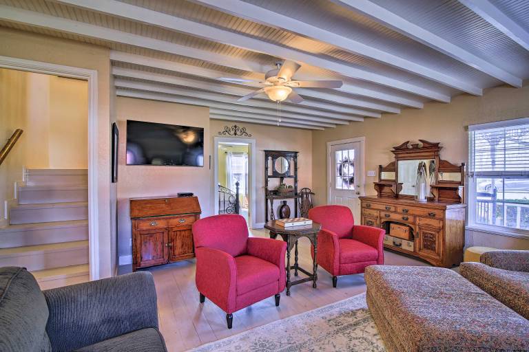 Grand Fredericksburg Retreat - Walk to Main St! — photo 3