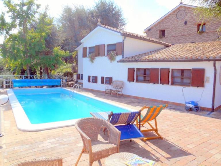 Holiday apartment with pool, terrace & garden | Nature view in Ancona
