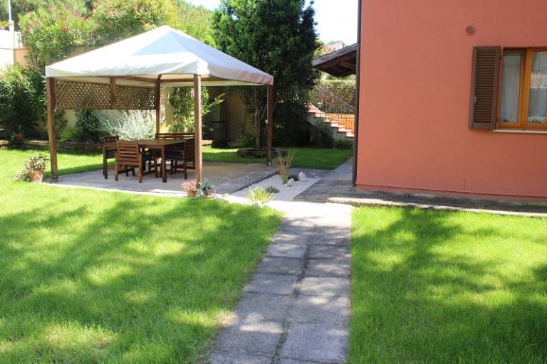 Apartment with yard — photo 4