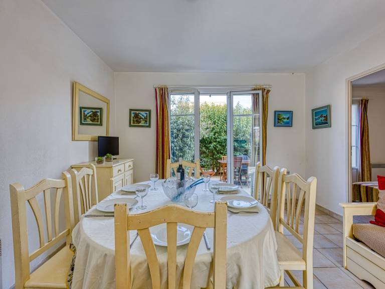 Family-oriented vacation home with patio & garden | Close to the beach | Pets are welcome — photo 4