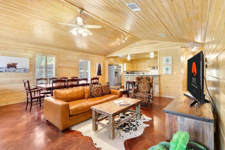 Wimberley Log Cabins Resort and Suites- The Oak Lodge — photo 2