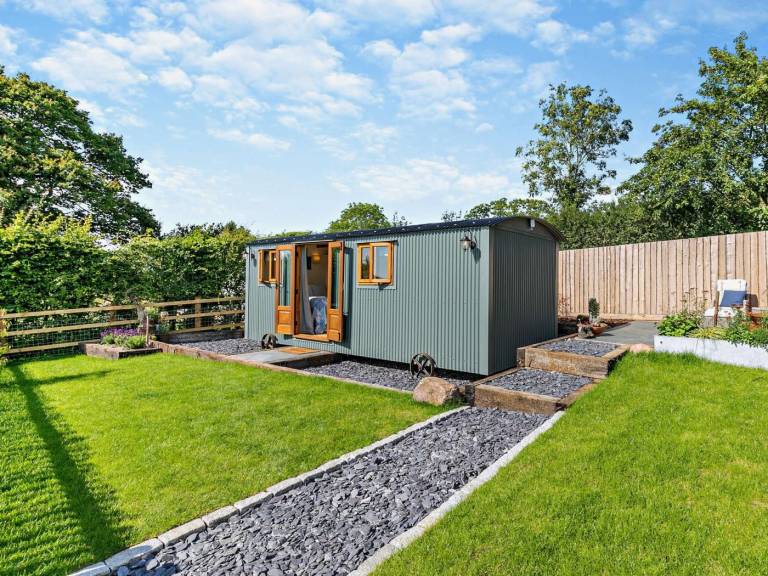 Cottage with yard & jacuzzi — photo 3