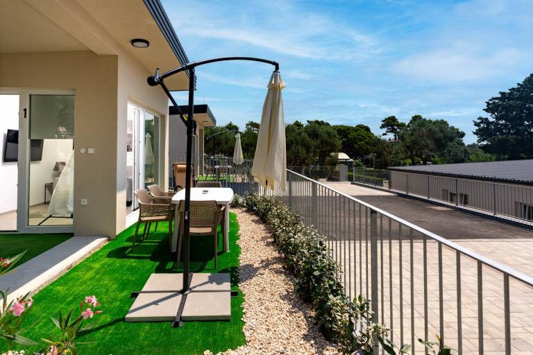Vacation home with yard, grill & terrace | Water view — photo 5
