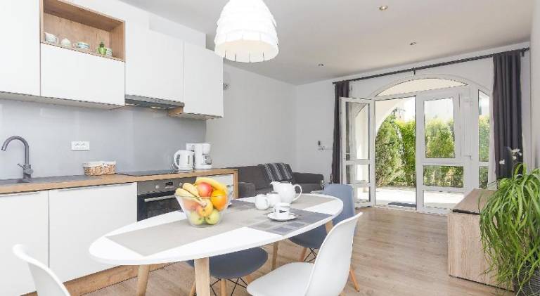 Apartment with BBQ, terrace & yard in Brela