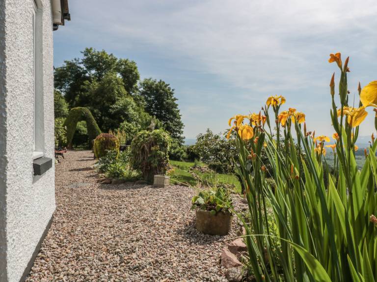 Cottage with garden — photo 3