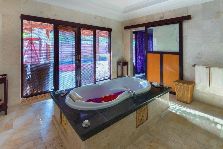 Pleasant villa with yard & pool | Dogs allowed — photo 5