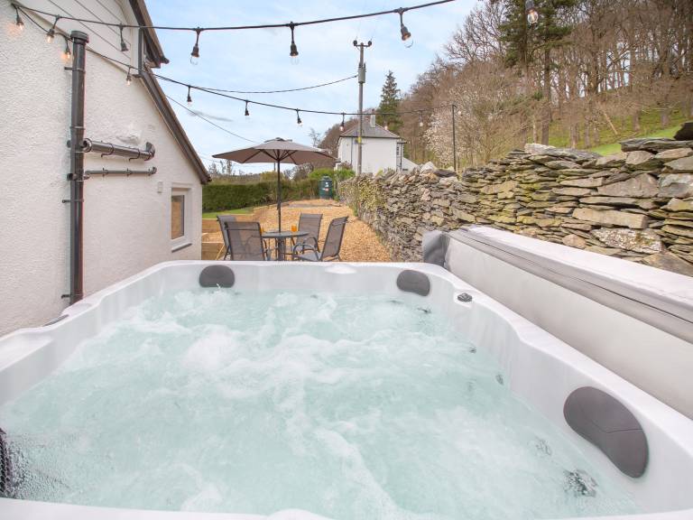 Cottage with jacuzzi, garden & barbeque | River view in Conwy