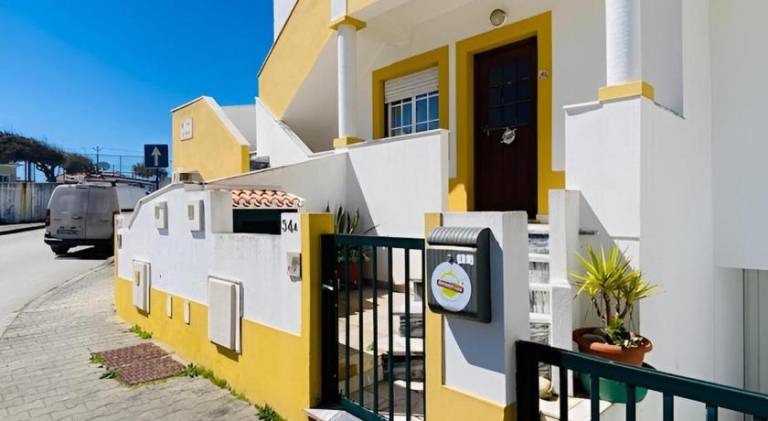 House with patio & barbecue in Leiria