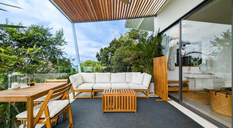 Villa with pool — photo 5