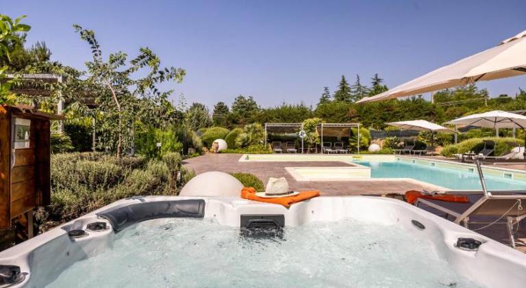 Vacation home with jacuzzi, garden & pool — photo 5