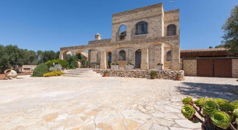 Villa with pool — photo 5