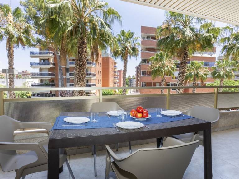 Holiday apartment with pool, patio & garden — photo 2