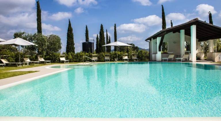 Serviced apartment with barbecue, yard & pool — photo 2