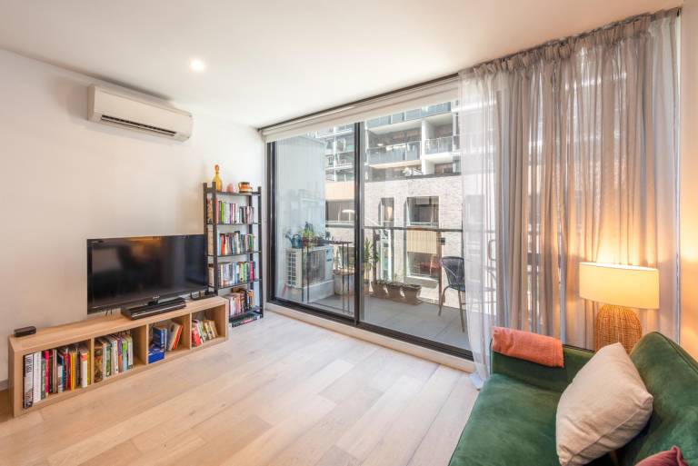 Charming 1 BR Apt w Pool & Gym 15 mins from City