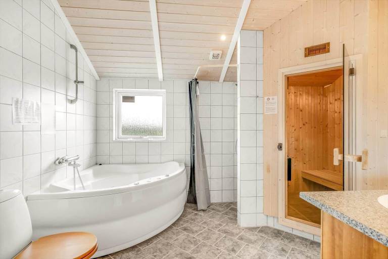 Vacation home with jacuzzi, sauna & terrace — photo 5