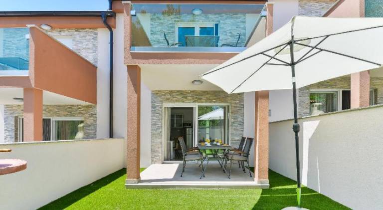 Villa with garden, hot tub & terrace | Suitable for remote work | Pets are welcome — photo 4