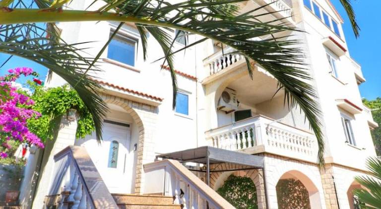 Holiday apartment with barbecue, garden & patio in Novalja