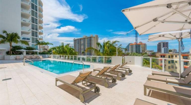 Tiffany Tides - Resort-Style Beach Townhome - Gym, Rooftop Pool and Sauna — photo 4
