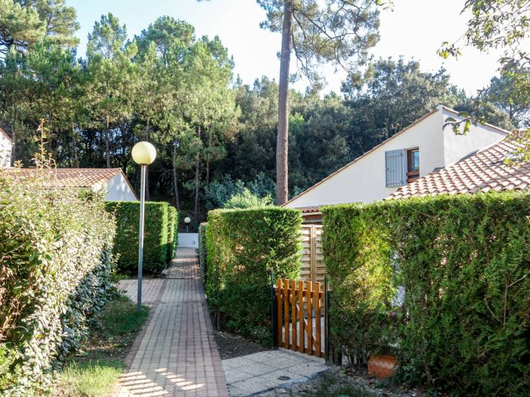 Nice house with patio & pool | Pets allowed — photo 2