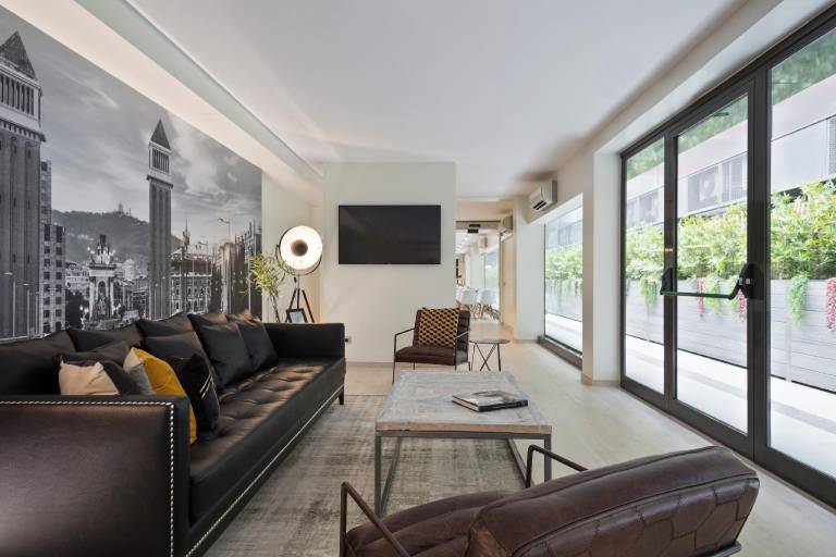 Serviced apartment with patio & pool | Next to Magic Fountain of Montjuïc — photo 3