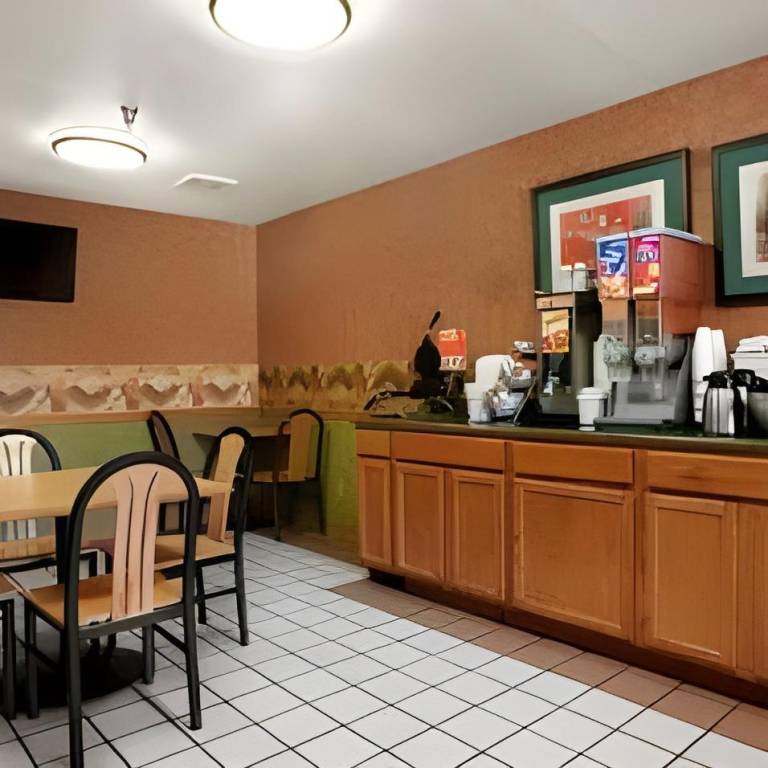 Super 8 East Peoria — photo 3