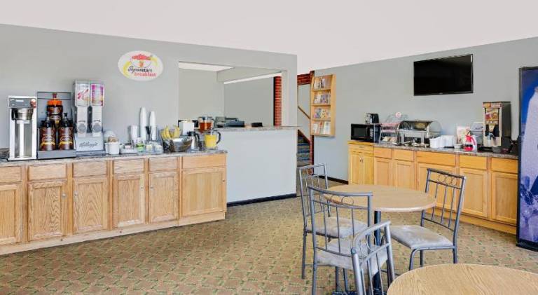 Super 8 By Wyndham Macomb — photo 4
