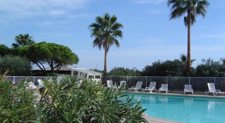 Holiday apartment with pool, terrace & garden — photo 4