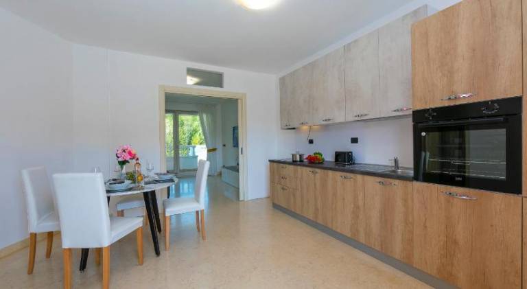 Apartment with garden & pool — photo 4