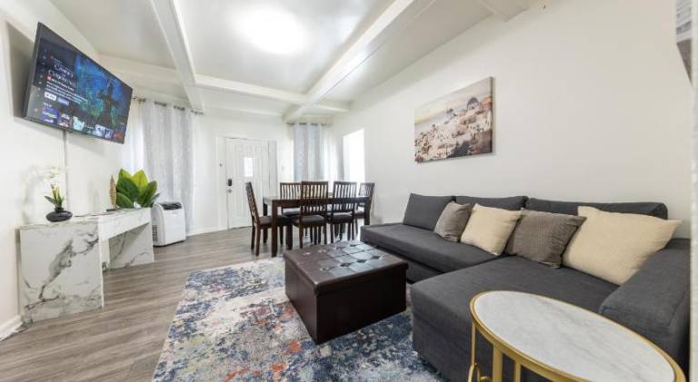 8 Beds Home with 4 Car Parking Space - Near DTLB in Long Beach, CA