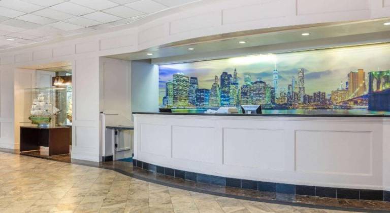 La Quinta Inn and Suites by Wyndham Secaucus Meadowlands — photo 3