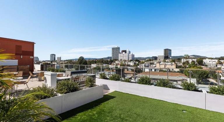 Bright 1BR with Pool View in Prime Location — photo 5