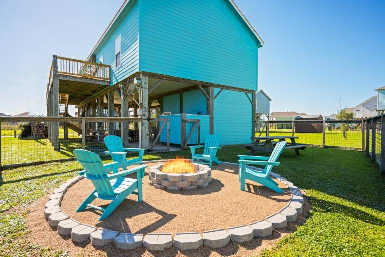 Beautiful house with yard & barbecue | Beach view | Pets allowed in Bolivar, TX