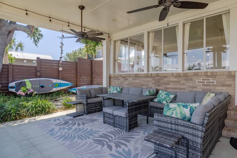 Vacation home with hot tub, garden & barbeque | Water view — photo 4