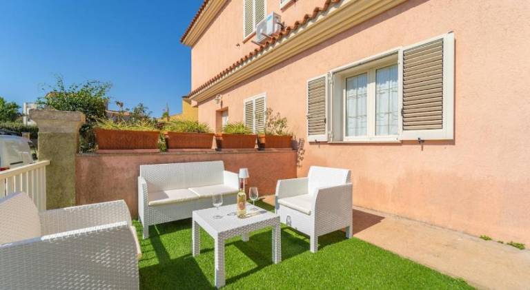Apartment with garden in Olbia