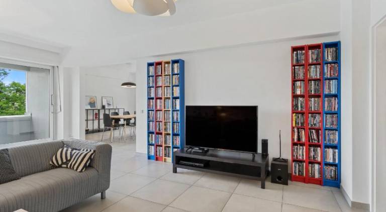 Central Lux 2BR Apt with City Views & Balcony — photo 2