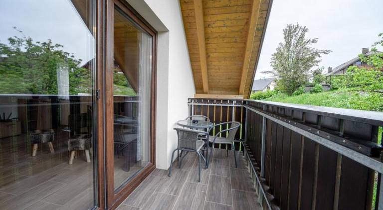 Holiday apartment with yard & patio — photo 5