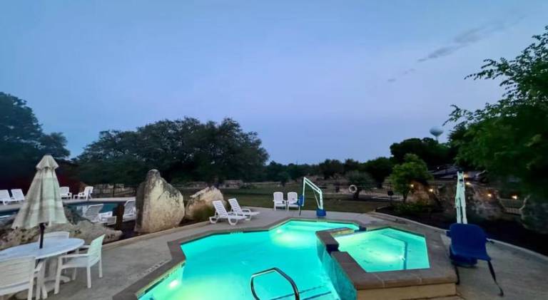 Vacation home with jacuzzi & pool | Dogs allowed — photo 3