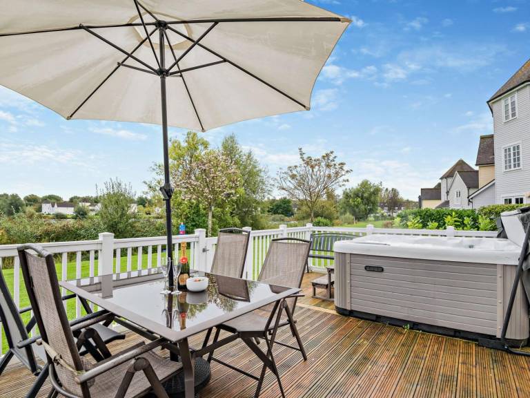Cottage with garden & jacuzzi | Water view in Gloucester