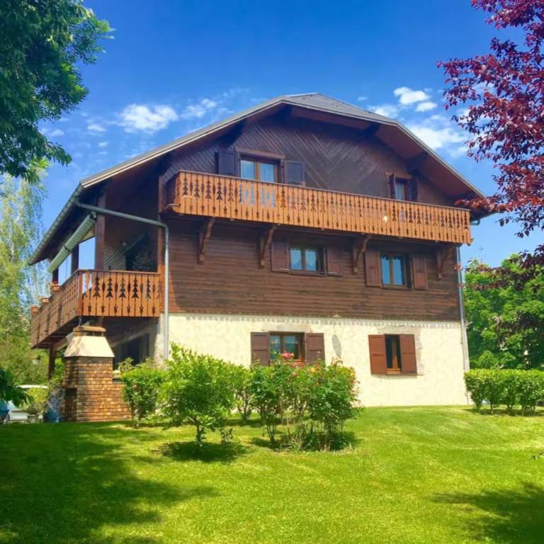 Children-friendly charming apartment with garden, terrace & fast internet | Mountain view | Dogs allowed in Chambéry