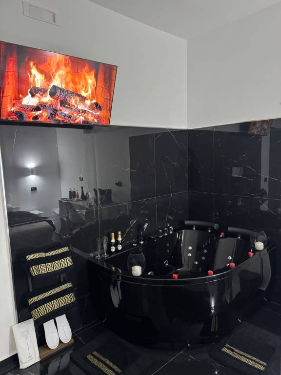 Black and White Zimmer mit Whirlpool