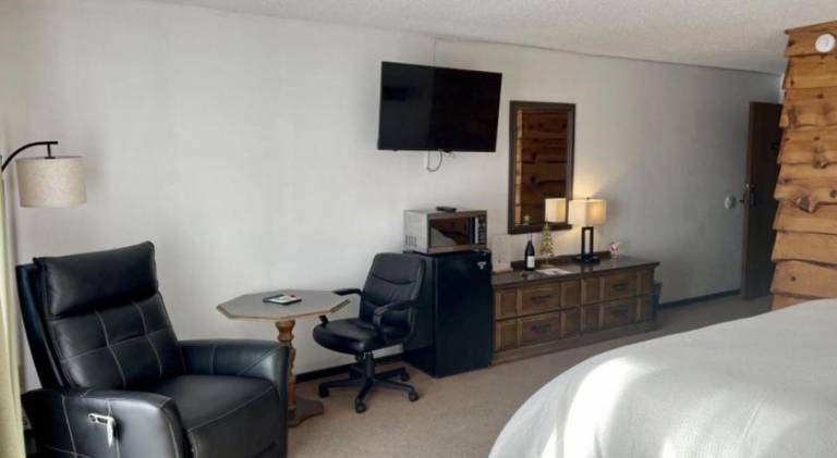 Bridge Inn Tomahahwk - 1st Floor, Room 106,1 King Bed, Pet Friendly, Laminate Wood Flooring, Walkout — photo 2