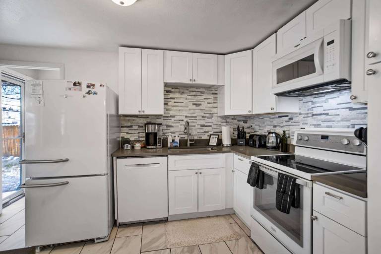 Spacious 3BR Home Sleeps 6 Near Denver Red Rocks — photo 5