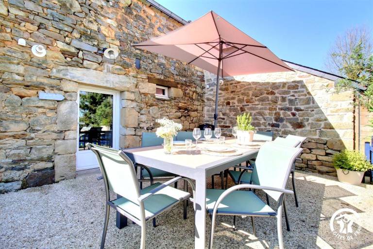 Gite with patio, pool & yard | Pets allowed — photo 2