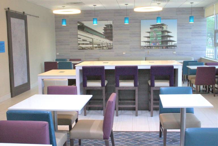 La Quinta Inn & Suites by Wyndham Indianapolis Downtown — photo 3
