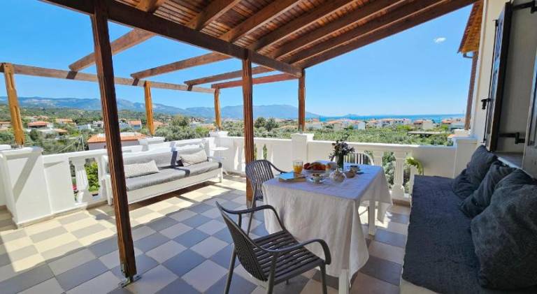 House with yard & patio in Samos