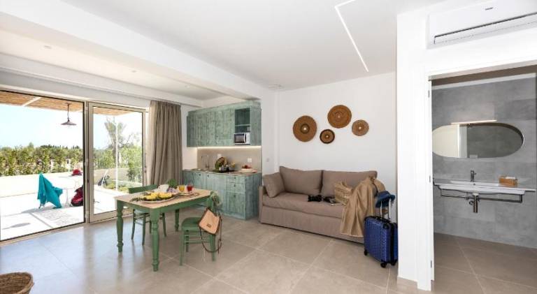 Family-friendly lovely serviced apartment with patio, pool & garden | Pets allowed — photo 2